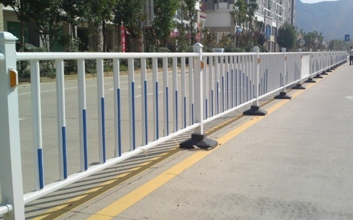 邯鄲涉縣城區玻璃鋼護欄正式“上崗”對拐彎、掉頭作用很大